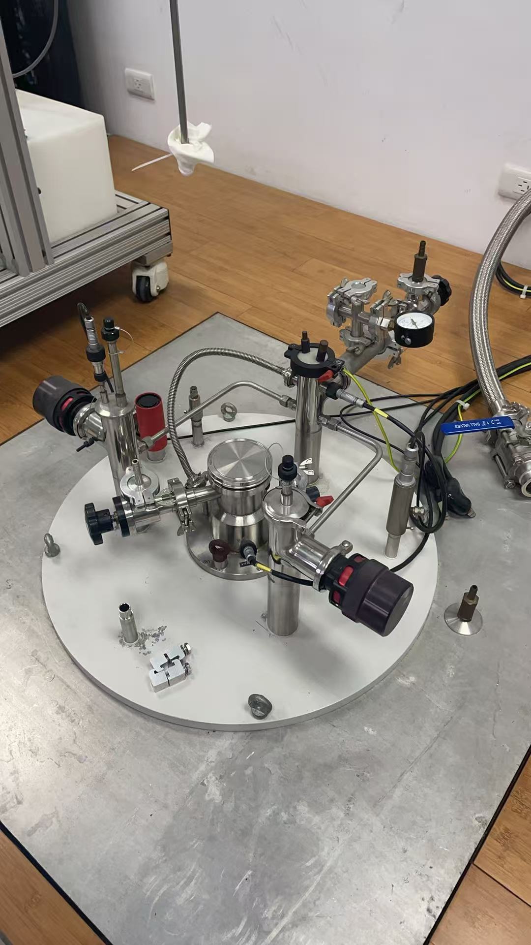 超导磁铁、氦4、氦3恒温器及自循环氦4液化器