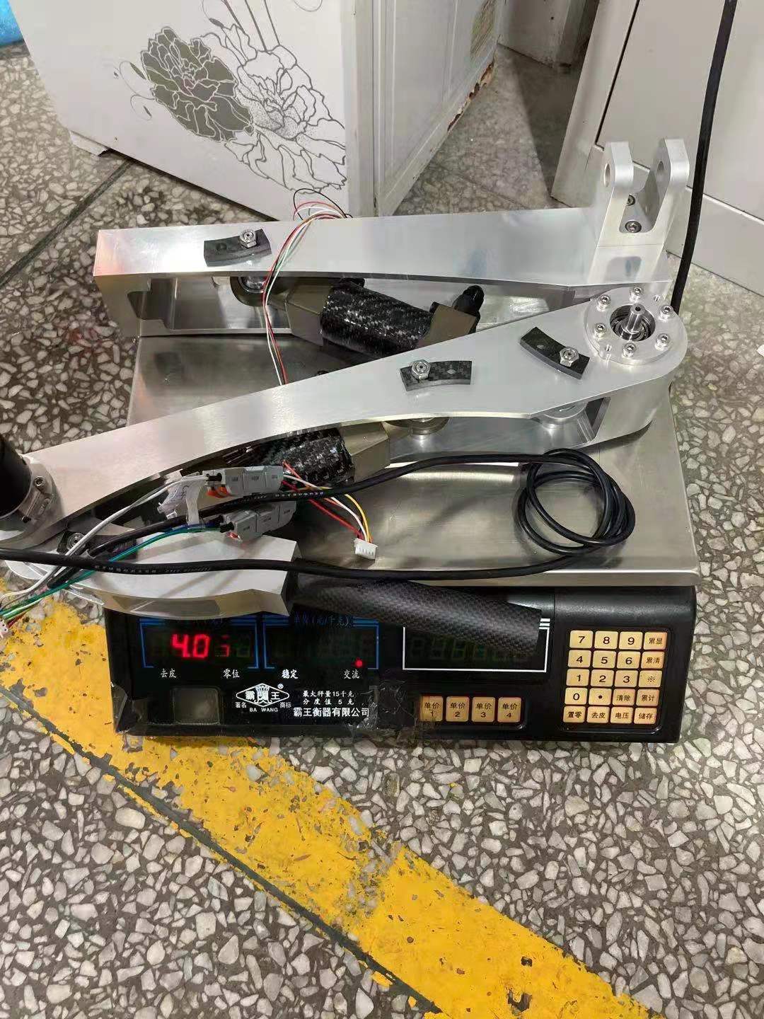 高爆发性无人突击平台的高功率密度液压驱动技术试验平台